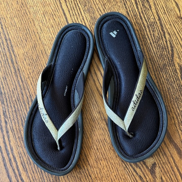Adidas Women’s 9 Black Flip Flops with Metallic Gold Straps - Picture 2 of 7